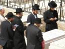 Вопреки распоряжениям минздрава в Бней Браке состоялись похороны с участием сотен людей