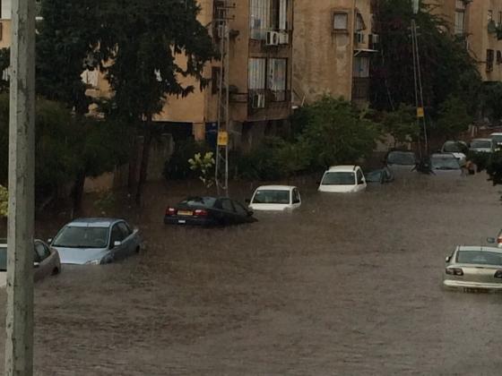 В Ашкелоне спасатели используют надувные лодки для эвакуации людей из затопленных автомобилей