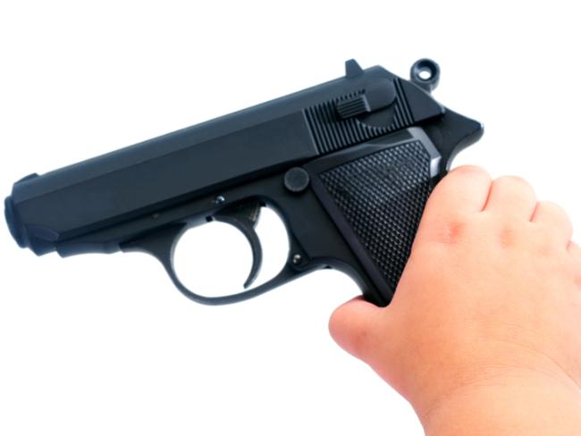 Четырехлетний ребенок выстрелил в беременную мать