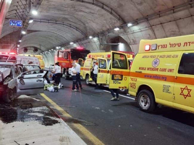 В туннеле «Ибтин» легковой автомобиль врезался в стену, водитель погиб