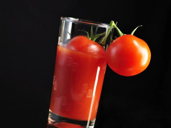 Ученые рекомендуют полным людям пить томатный сок