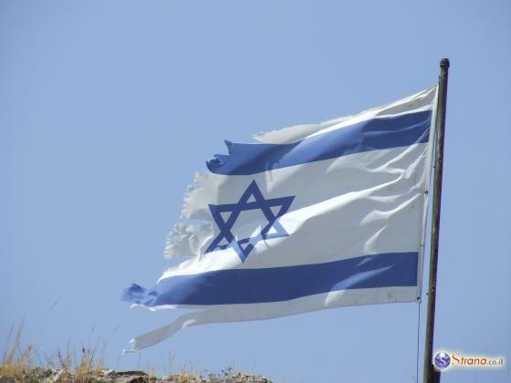 Артист вышел на сцену и засунул флаг Израиля себе в зад