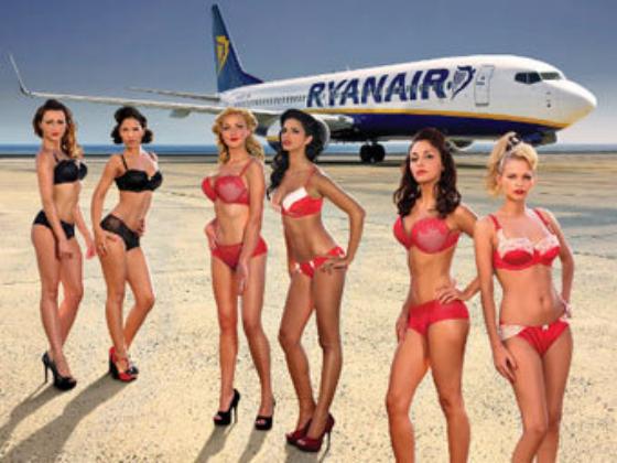 Ryanair выпустила благотворительный календарь со стюардессами в бикини