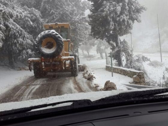 Сильный снегопад блокировал дороги на севере Израиля