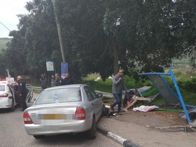 На севере Израиля машина врезалась в автобусную остановку: пострадали пять человек