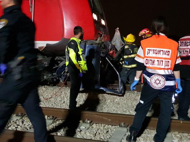 Около Рамле поезд врезался в автомобиль, погибли два человека