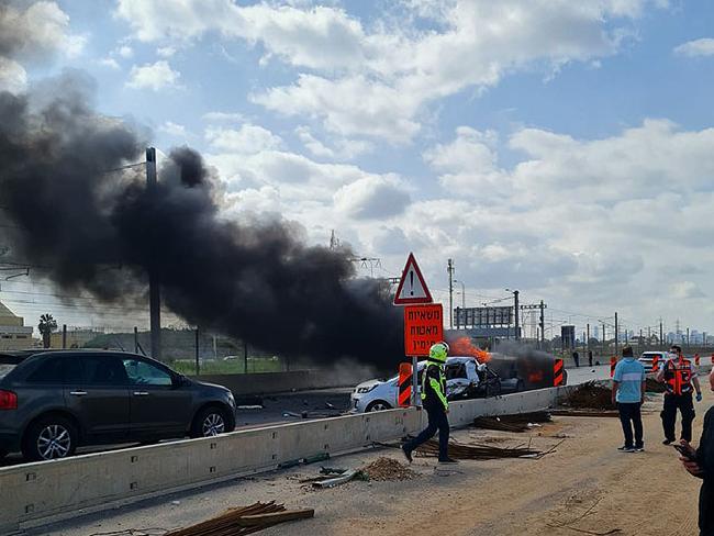 Автомобиль, уходящий от полицейской погони на шоссе Аялон,протаранил несколько машин и загорелся