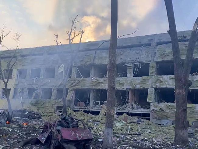 Власти Мариуполя: войска России разбомбили роддом и детскую больницу