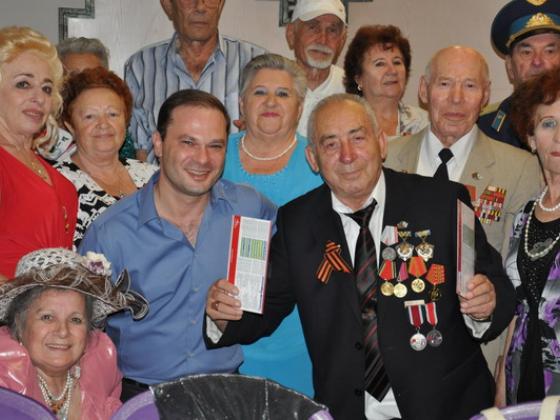 Безек Бейнлеуми преподносит ветеранам Второй мировой войны карточки для звонков за границу