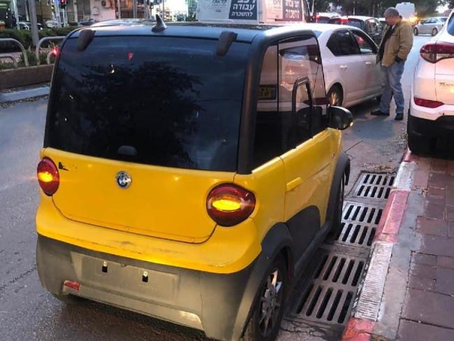 В Холоне полиция отбуксировала на штрафстоянку мини-электромобиль за вождение без прав и номеров