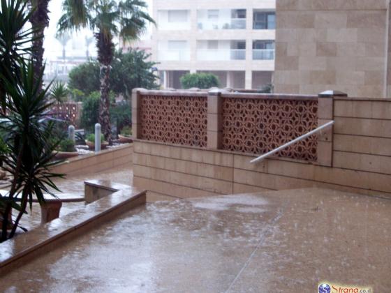 В Израиль одновременно приходят жара и дожди