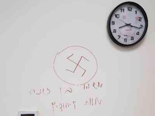 В Бат-Яме в детсаду обнаружены изображение свастики и надпись «смерть евреям»
