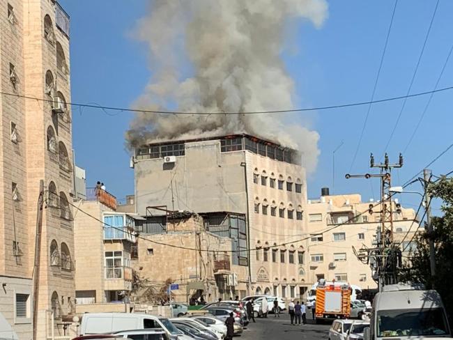 На крыше пятиэтажного дома в Иерусалиме вспыхнул пожар