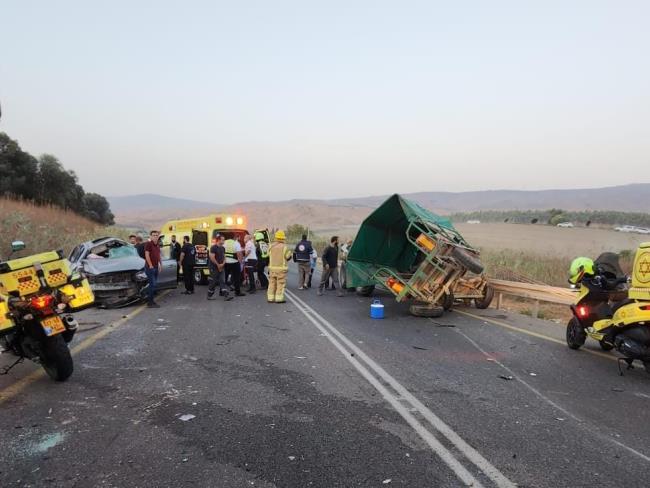 В Иорданской долине машина врезалась в трактор с прицепом: шесть пострадавших