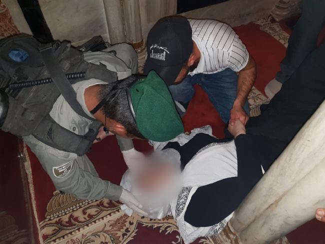 Фельдшер МАГАВ оказал помощь палестинке, потерявшей сознание в Пещере Праотцев