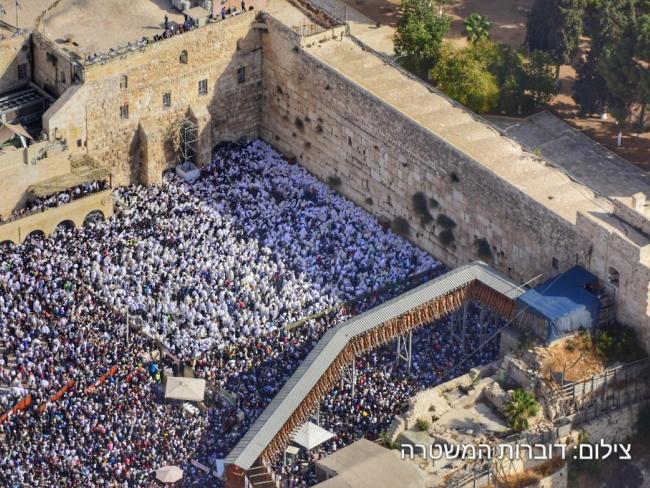 У Стены плача в Иерусалиме тысячи евреев читают покаянные молитвы