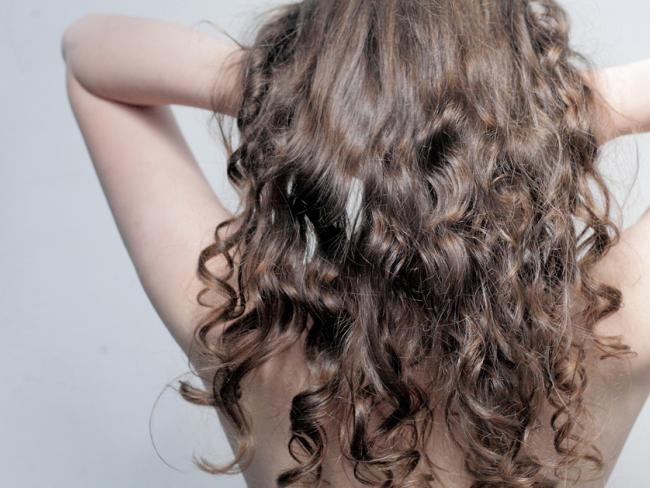  6-летней школьнице объявили бойкот из-за кудрявых волос 