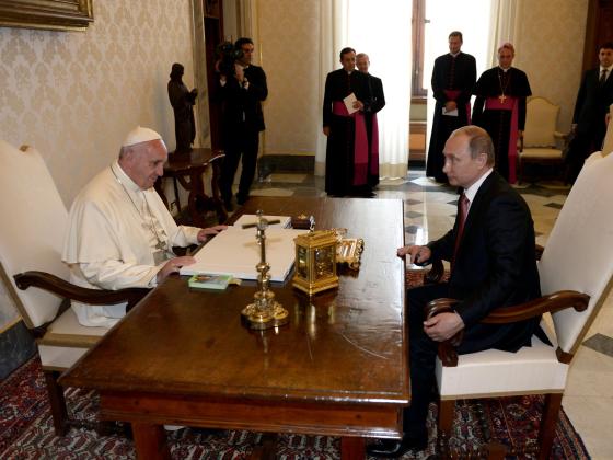 Владимир Путин на час опоздал на встречу с Папой Римским Франциском