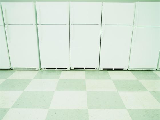 Пожилым людям в Израиле поменяют холодильники