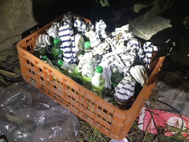 Полиция конфисковала бутылки с зажигательной смесью и петарды в деревне Манда