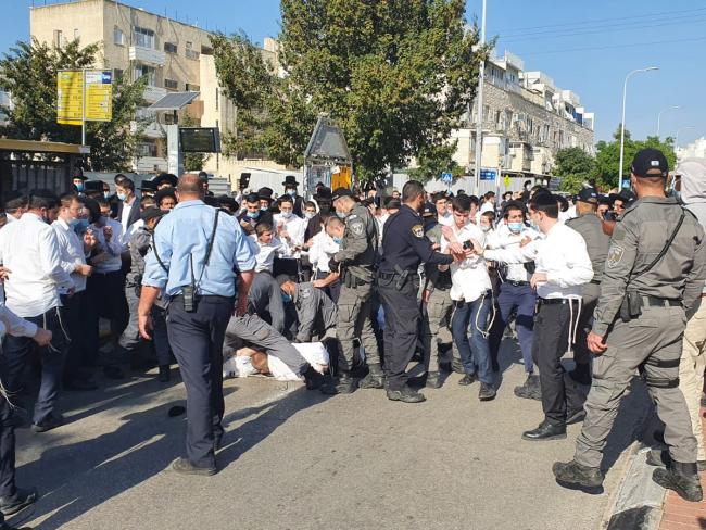В Ашдоде происходят столкновения между полицией и ультраортодоксами
