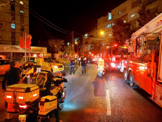 С места пожара в Иерусалиме в жилом доме в больницу доставлены четверо детей