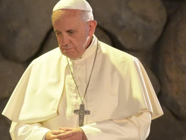 Папа Римский с синяком под глазом убеждал жителей Колумбии прекратить гражданскую войну 