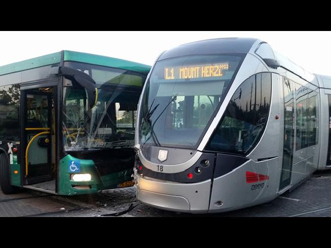 В Иерусалиме впервые сошедший с рельсов трамвай столкнулся с автобусом