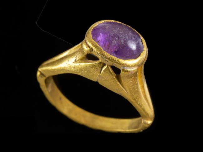 На раскопках в Явне обнаружено золотое кольцо с камнем, «спасавшим от опьянения»