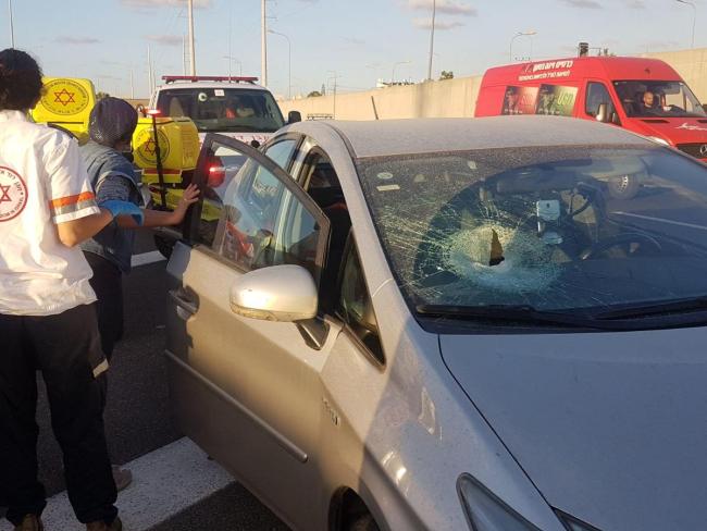 Машина на шоссе Аялон подверглась каменной атаке