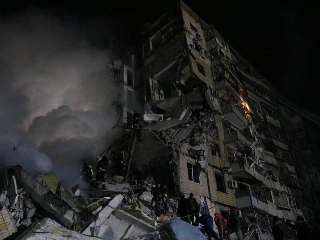 Массированный ракетный обстрел Украины армией РФ. В Днепре разрушен многоэтажный дом, есть погибшие - видео
