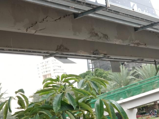 Из-за серьезного повреждения закрыт пешеходный мост на Дерех Намир в Тель-Авиве