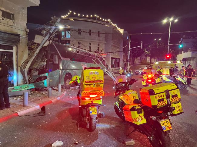 В Тель-Авиве рейсовый автобус погнул электрический столб и врезался в здание
