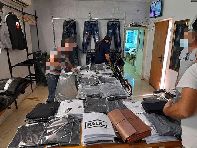 В Бат-Яме полиция закрыла склад «фирменной» одежды, открытый местным жителем и арабом из Шхема