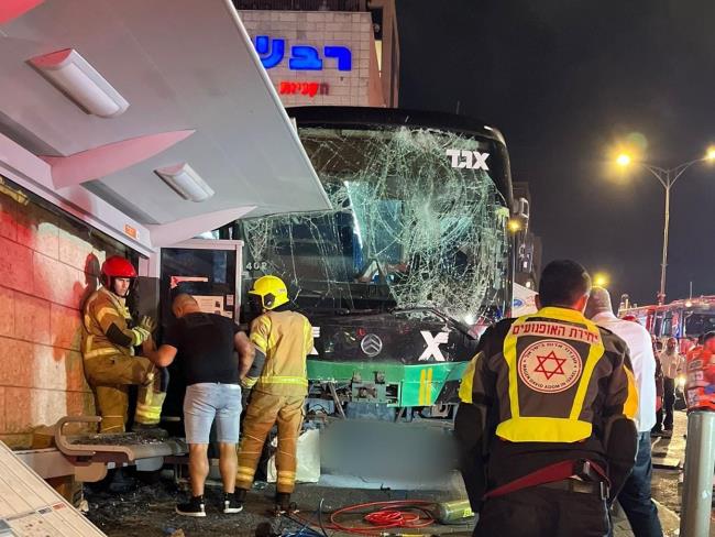 В Иерусалиме автобус врезался в магазин: погибли двое детей и женщина