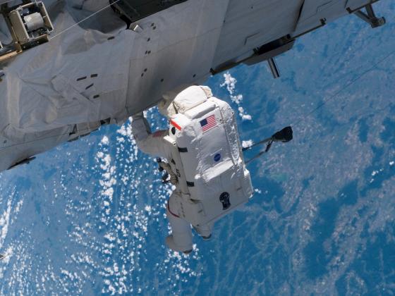 Первое преступление в космосе: астронавт «взломала»  счет своей однополой супруги