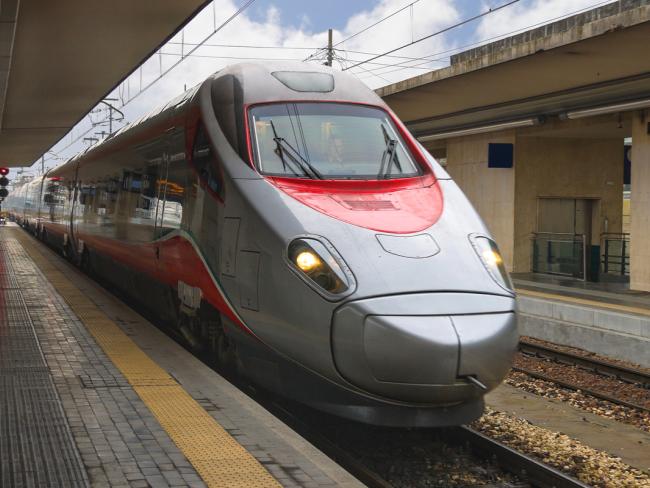 Столкновение пассажирских поездов в Италии, множество погибших