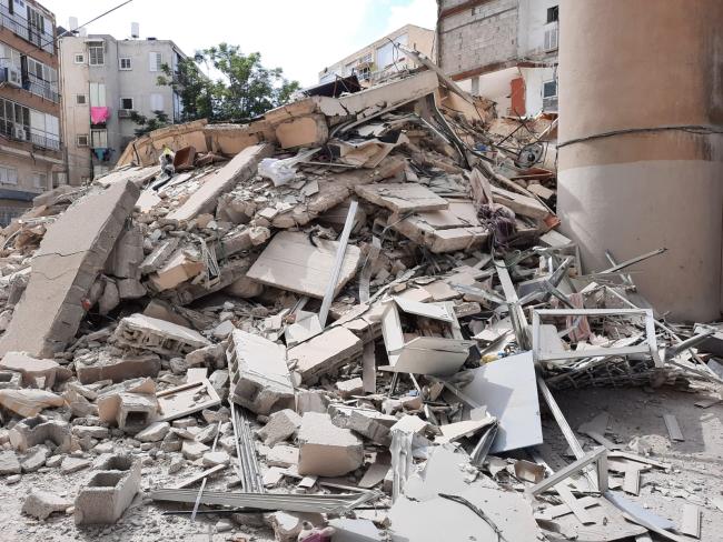 Видео: В Холоне рухнул дом через день после эвакуации жильцов