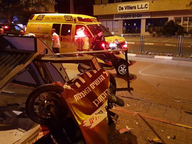 Мотоцикл врезался в автобусную остановку в Герцлии, водитель погиб