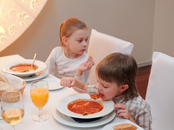 Строгие правила питания помогут детям оставаться стройными