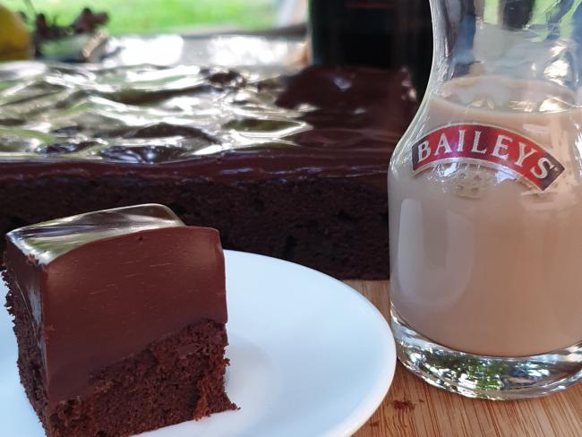 Новогодний проект от Sasha Pattisserie и Baileys: рецепт брауни с шоколадным фаджем на основе сливочного ликера 