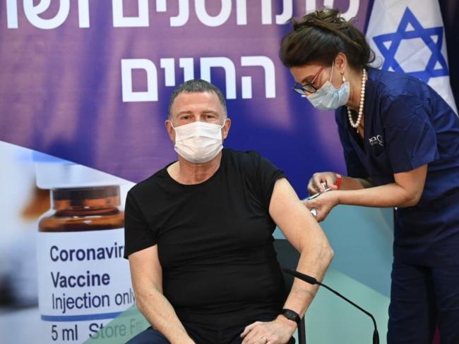 Министр здравоохранения Эдельштейн после прививки: «У меня не вырос хвост»
