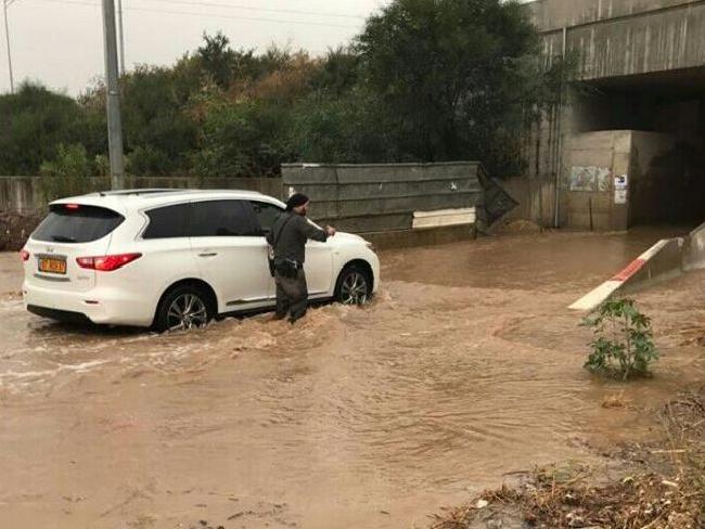 Пограничники эвакуировали восемь человек из машин на затопленной дороге (ВИДЕО)