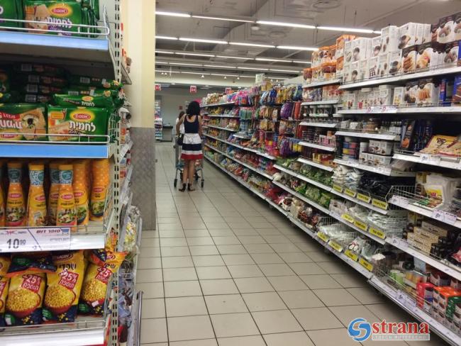 На товарах «Осем» в супермаркетах появились протестные наклейки: «Не покупаем»