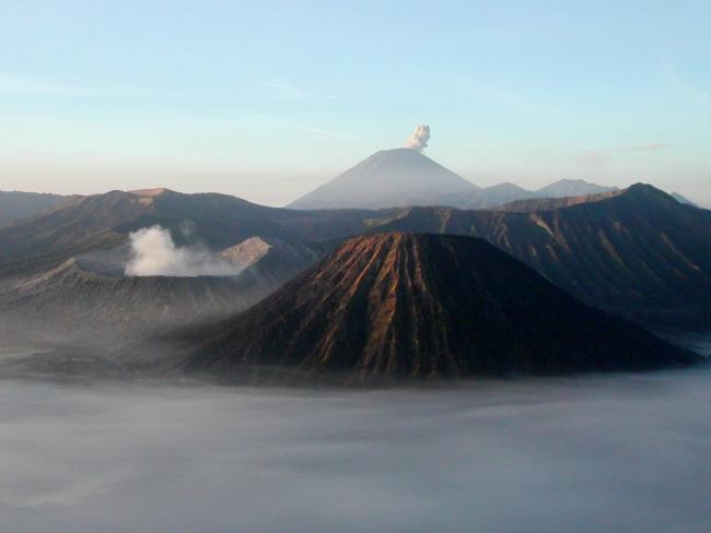 На острове Ява началось извержение вулкана Семеру