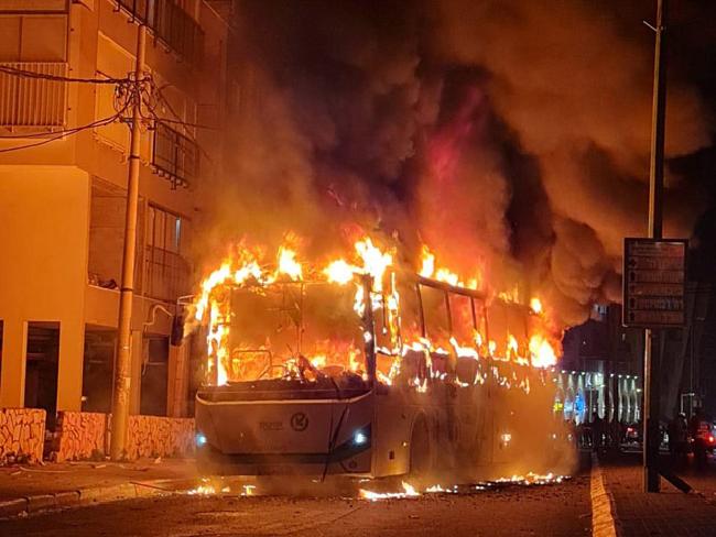 Арабы забросали камнями и сожгли автобус «Эгед» в Восточном Иерусалиме