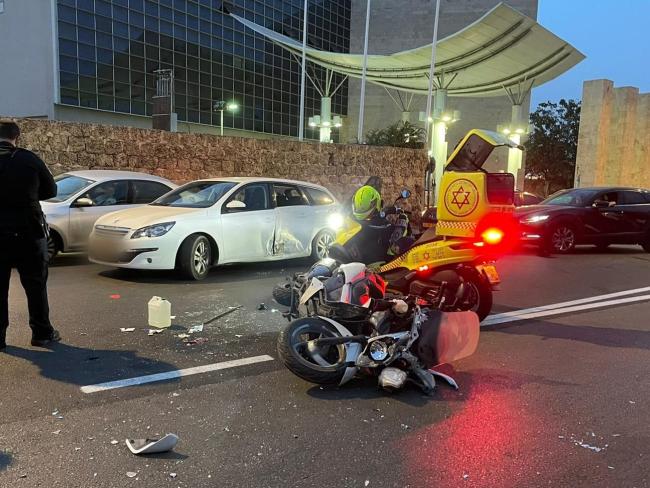 Автомобиль сбил мотоцикл в центре Израиля: двое пострадавших в тяжелом состоянии, водитель скрылся
