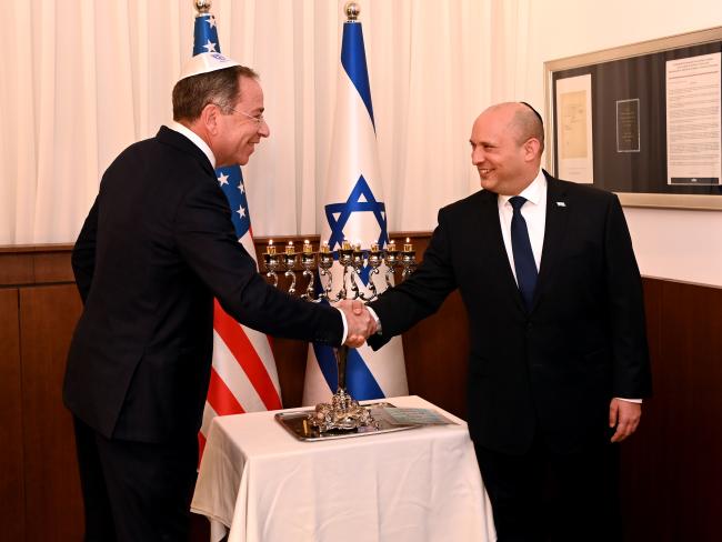Беннет встретился с новым послом США в Израиле Томасом Ричардом Найдсом.