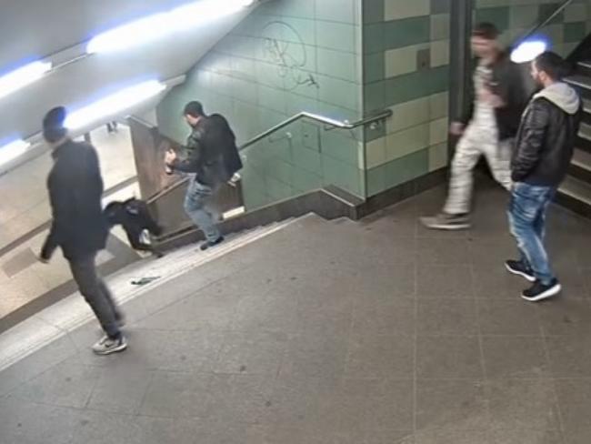 Зверское нападение арабов на немку в метро. (ВИДЕО)