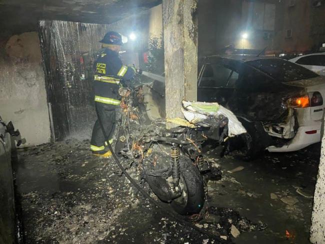 Пожар в Петах-Тикве; один человек спасен пожарными